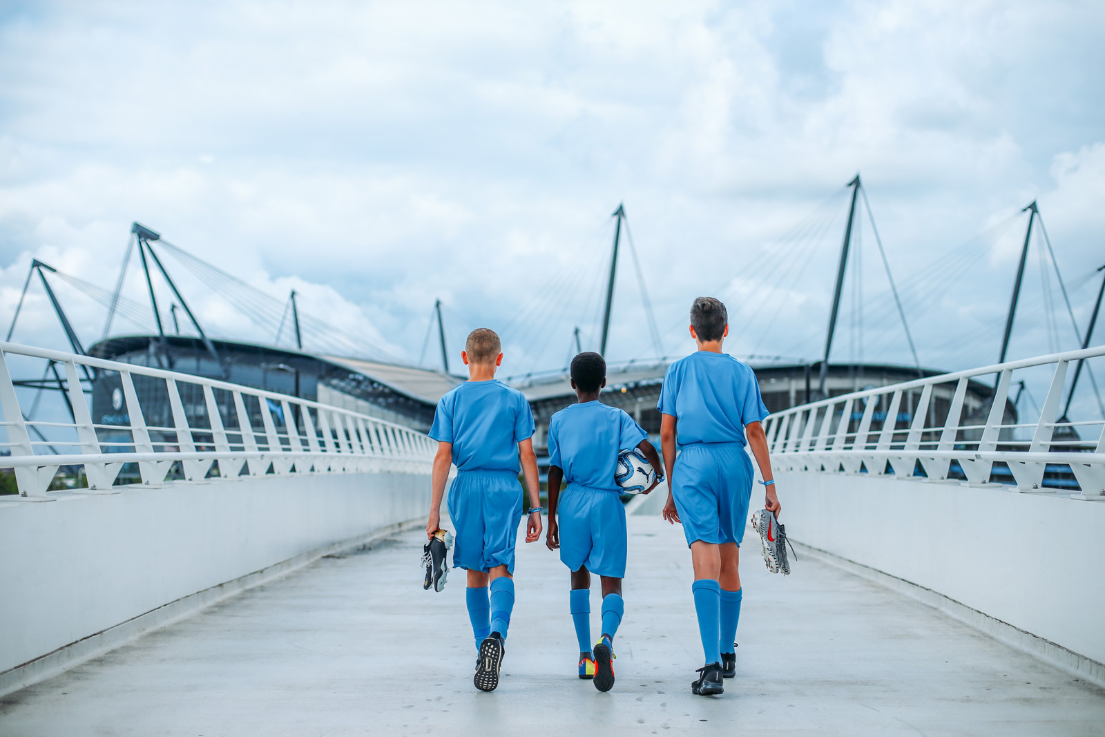 Jóvenes jugadores caminando hacia el Etihad Stadium