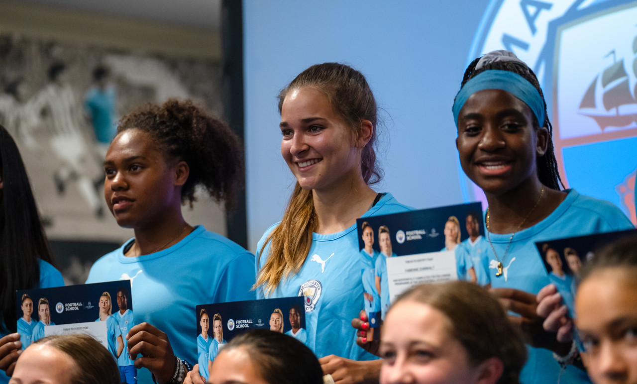 Jugadoras del programa del Manchester City con sus diplomas