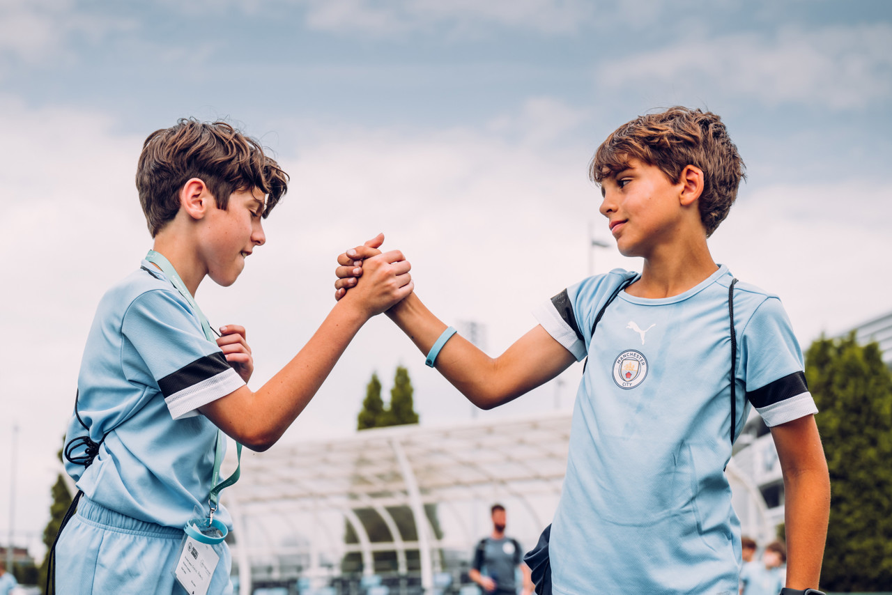 Ejercicio técnico con entrenadores del Manchester City